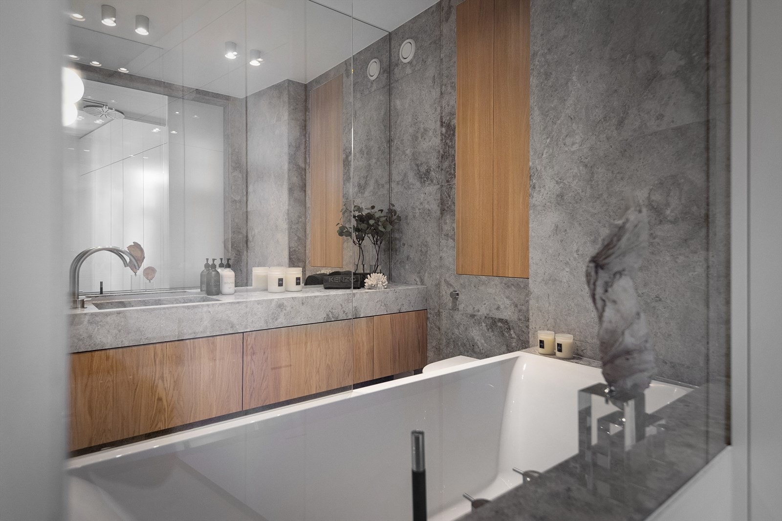 Vegghengt toalett og praktiske innebygde hyller av eik over innebygget sisterne for ekstra skapplass. Galleribilde