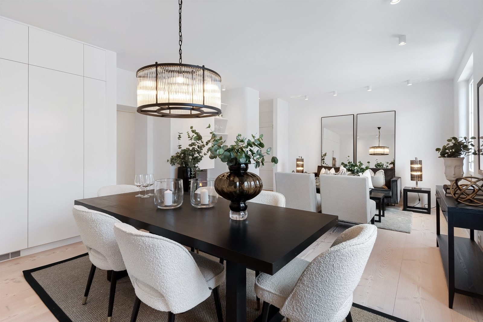 Det er god plass til stort spisebord og tilhørende stoler. Galleribilde