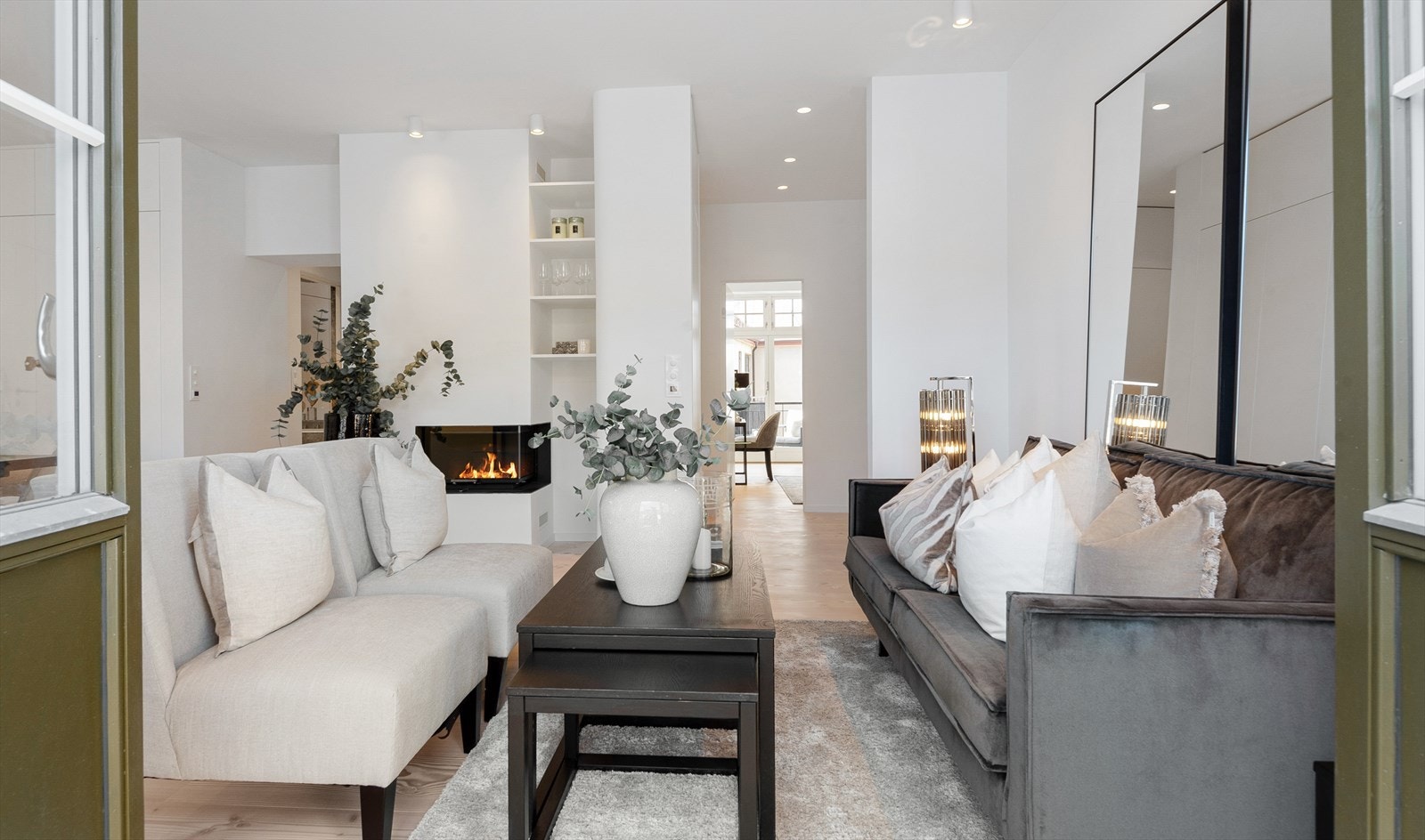 Elegant stue med fint lys fra balkongdører som kan åpnes opp helt, og forlenger rommets størrelse. Galleribilde