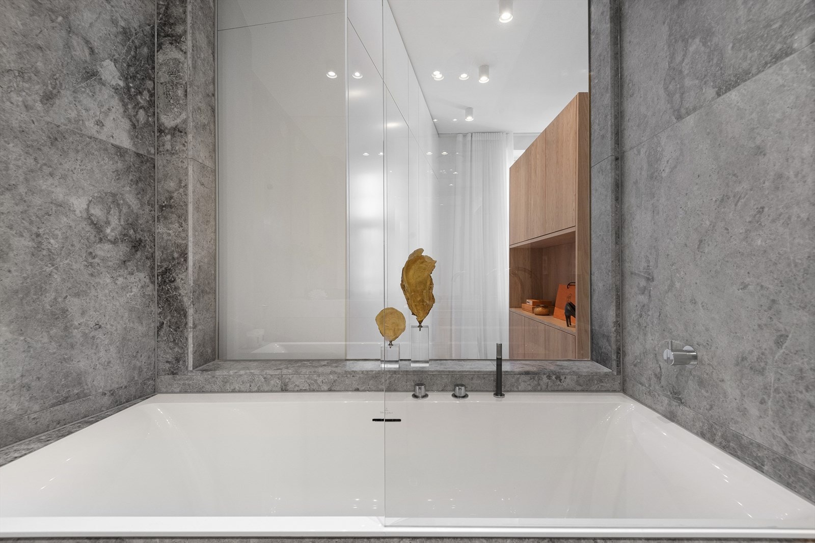 Innebygget badekar med integrert blandebatteri og regndusj fra Vola, samt "overflow" system. Galleribilde