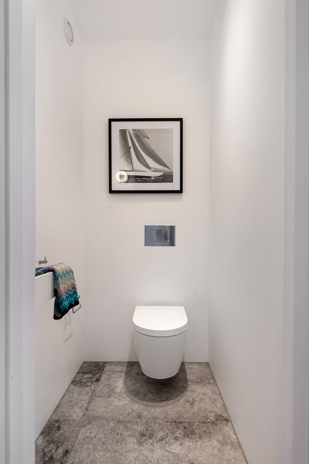 Gjestetoalett med samme detaljer som i hele leiligheten. Galleribilde