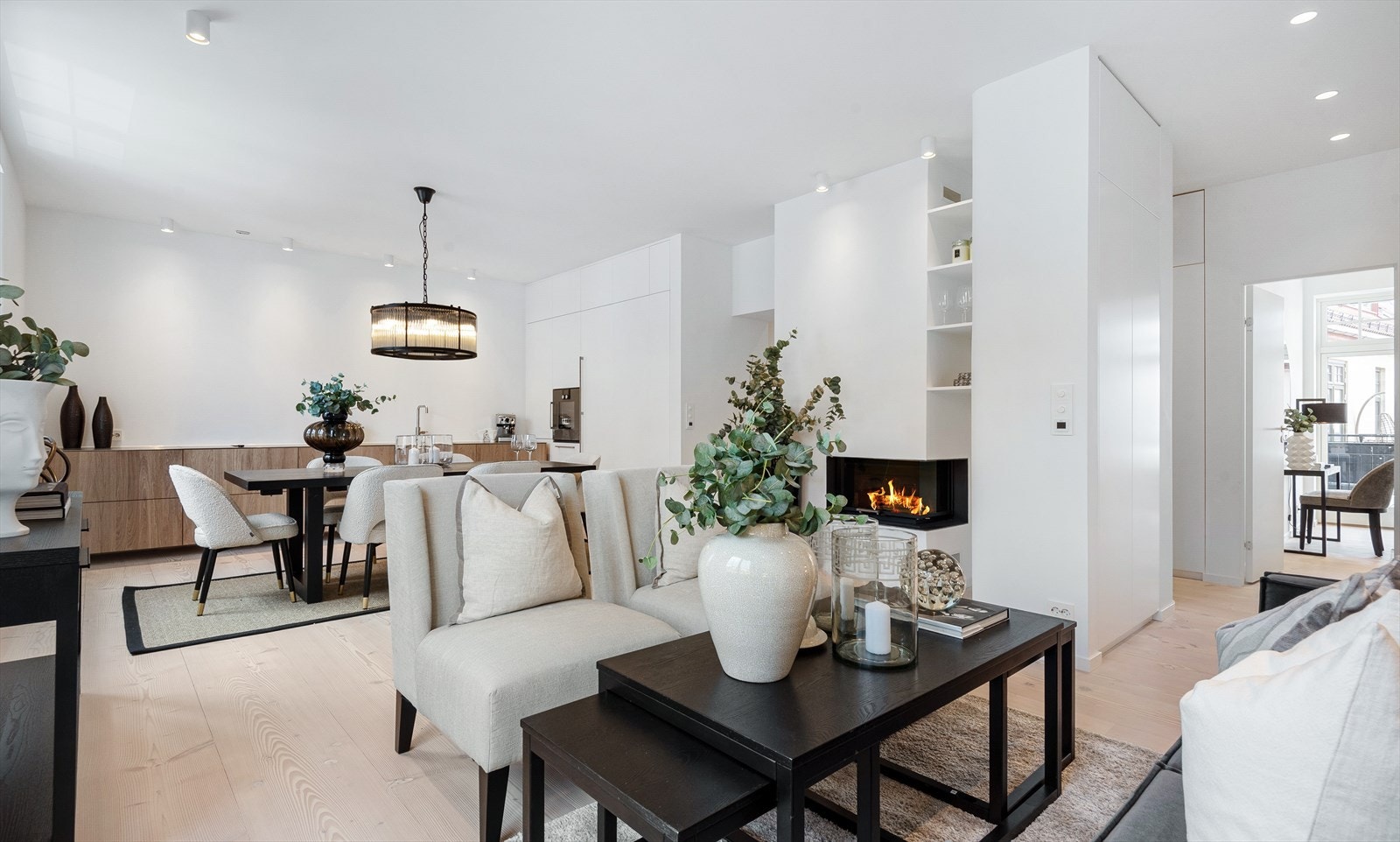 Leiligheten er meget påkostet og gjennomtenkt i alt fra luksuriøse materialvalg over det hele og til smarte innredningsløsninger som er tegnet av SKAPA arkitekter. Galleribilde