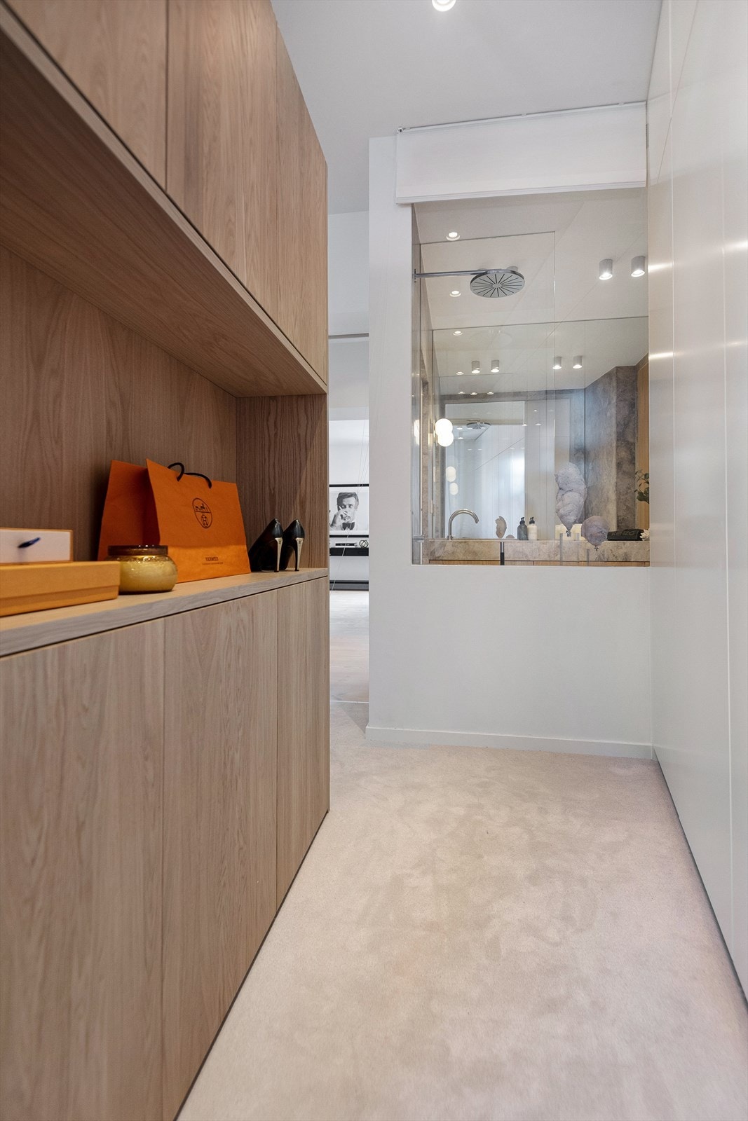 Gulvet er belagt med vegg til vegg teppe, noe som gir et eksklusivt og lunt preg. Galleribilde