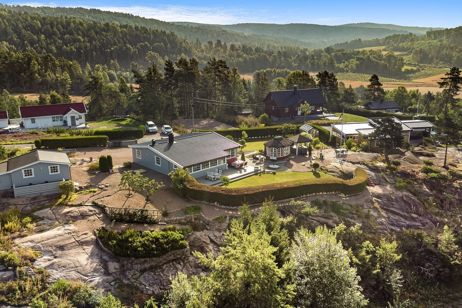 Eiendom med hytte, anneks, paviljong, overbygd jacuzzi og flere flotte uteplasser Galleribilde