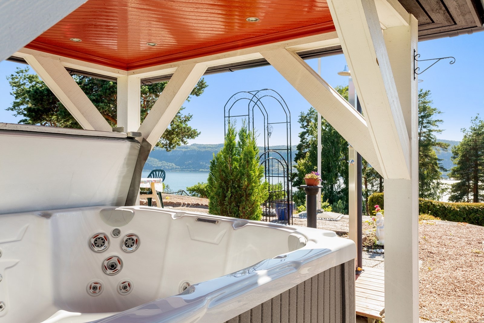 Overbygget jacuzzi med utsikt Galleribilde