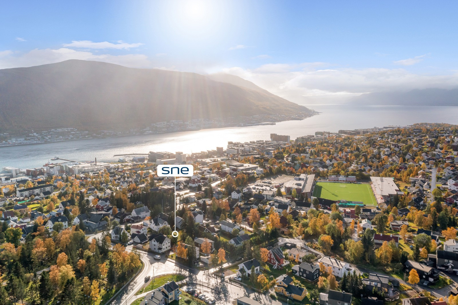 Tomten ligger svært fint og solrikt til i et etterspurt boligområde på toppen av Tromsøya.