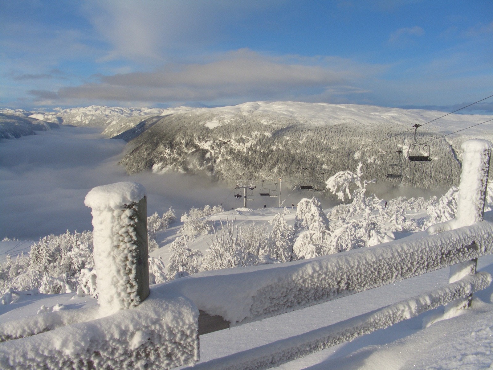 Gaustablikkekspressen med Rjukan i Vestfjorddalen og Hardangervidda i bakgrunnen. Foto Gausta skisenter Galleribilde