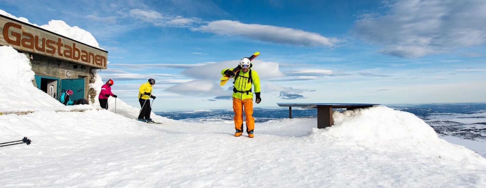 Ta Gaustabanen inne i Gaustatoppen opp, og skiene ned Galleribilde