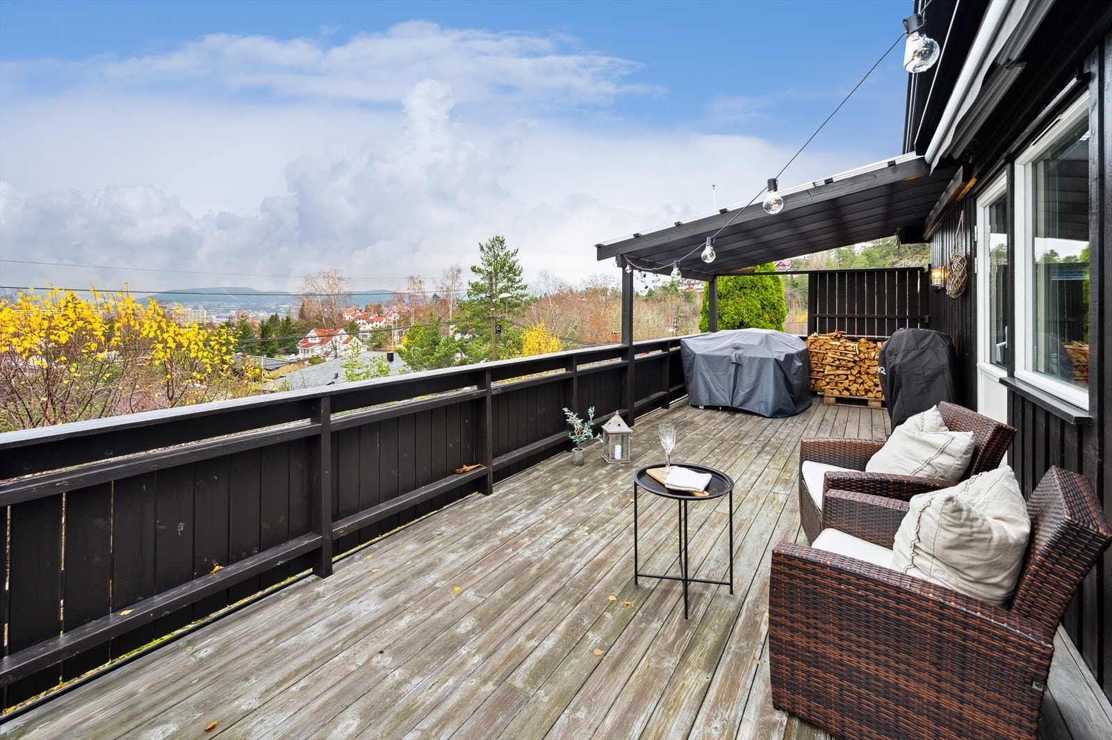 Fra stuen er det utgang til terrasse. Galleribilde