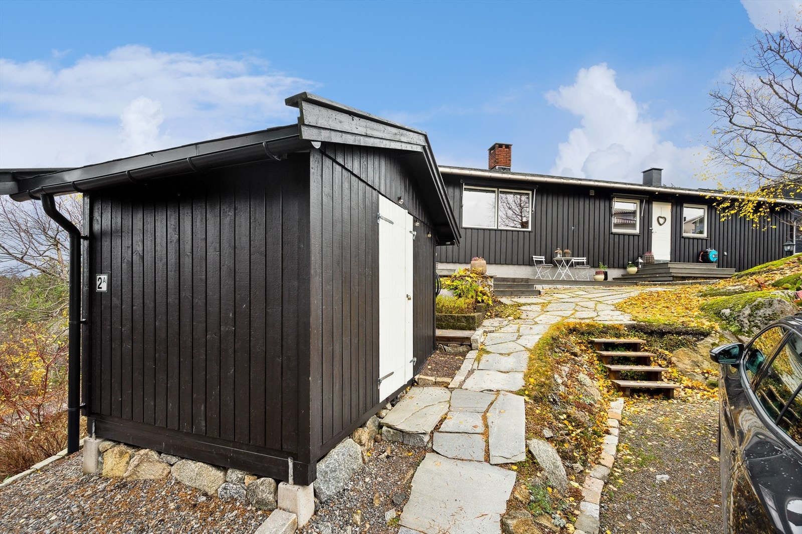 Praktisk utebod på ca. 7 kvm med ekstra lagringsplass. Det er montert lader for el-bil på vegg. Galleribilde