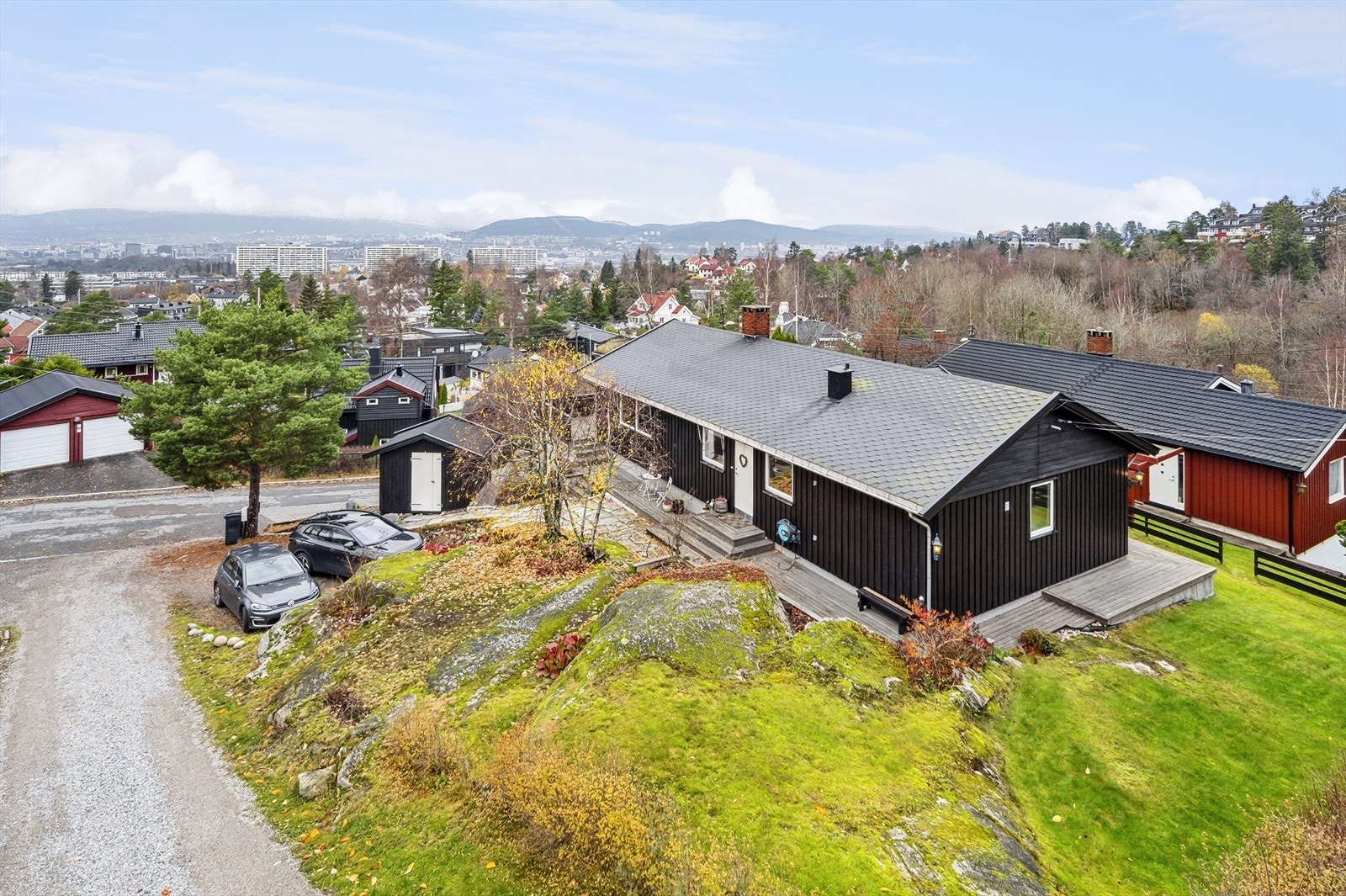 Boligen har flere solrike uteplasser med terrasseplatting som strekker seg rundt store deler av boligen. Galleribilde