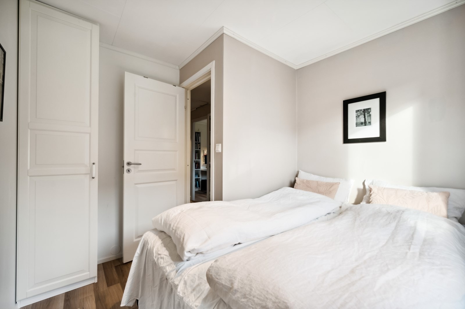 Tilleggsdel - rom byggemeldt som klesbod og matbod, men i dag innredet som soverom. Galleribilde