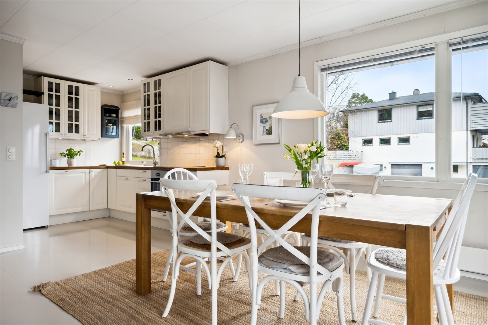 Lekkert kjøkken fra 2012 med rikelig lagringsplass i både skap og skuffer samt godt med benkeplass. Galleribilde