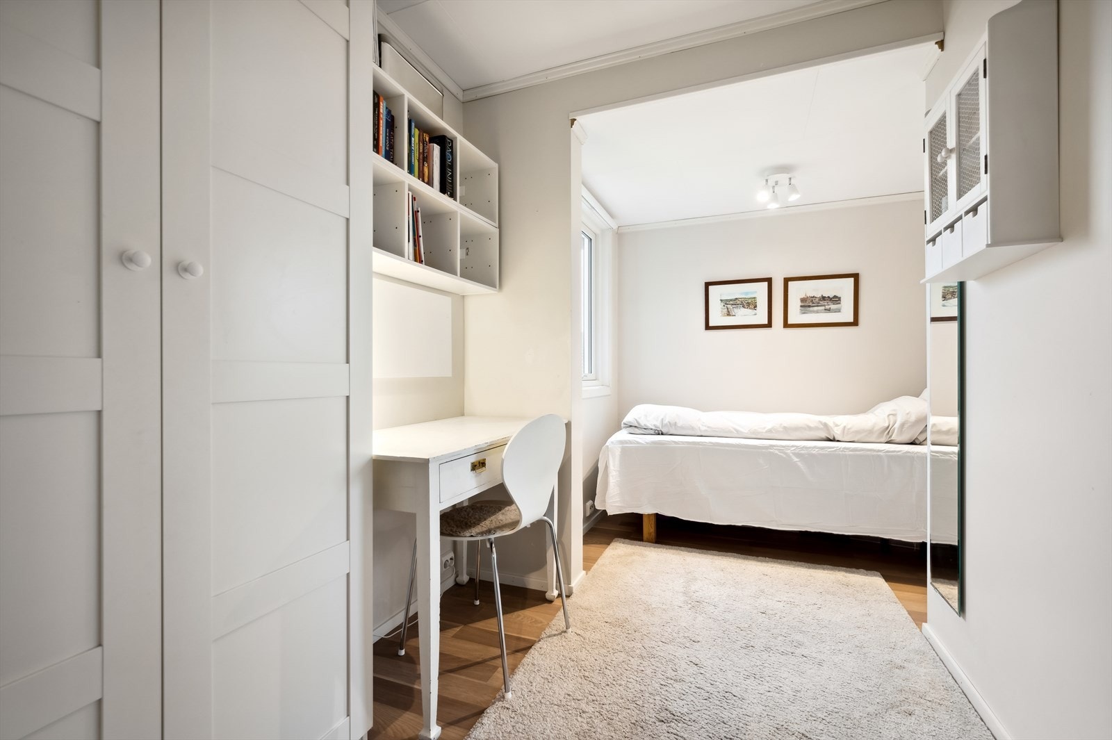 Tilleggsdel - rom byggemeldt som vindfang og bygget inn i overbygget inngangsparti. I dag innredet som soverom. Galleribilde