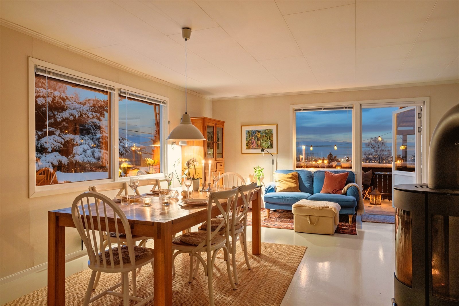 Store vindusflater på to vegger gir rikelig med lysinnslipp og hyggelig utsyn og utsikt Galleribilde