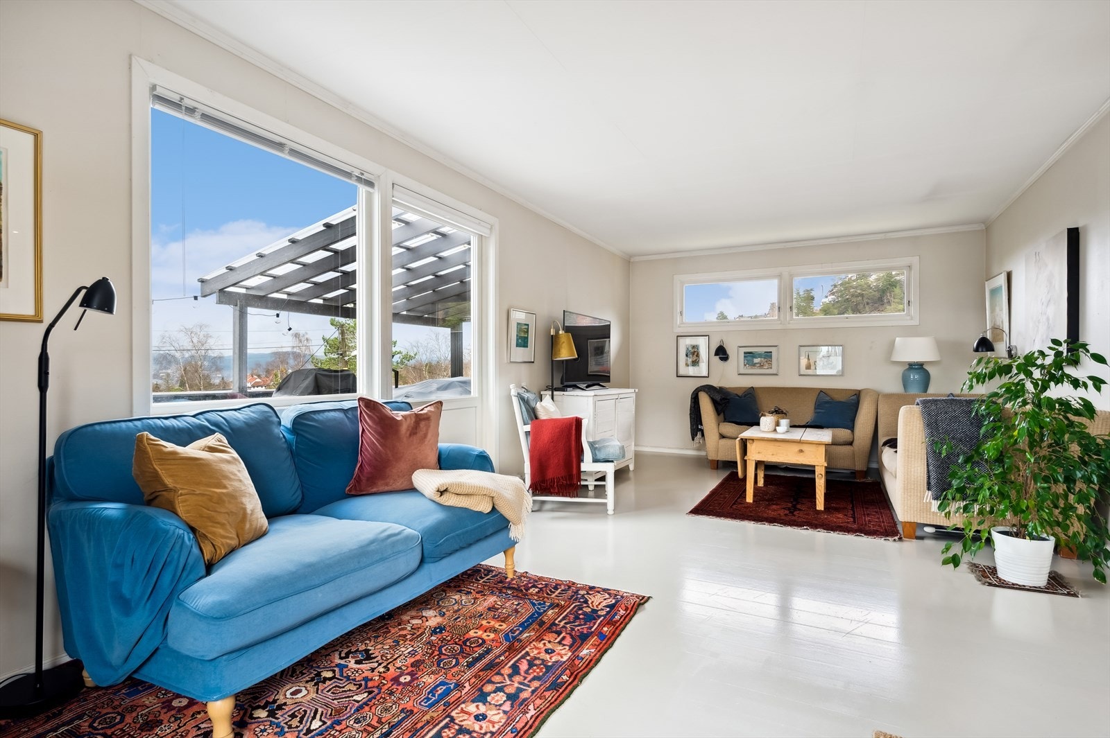 Stuen er av god størrelse og kan naturlig inndeles i soner. Galleribilde