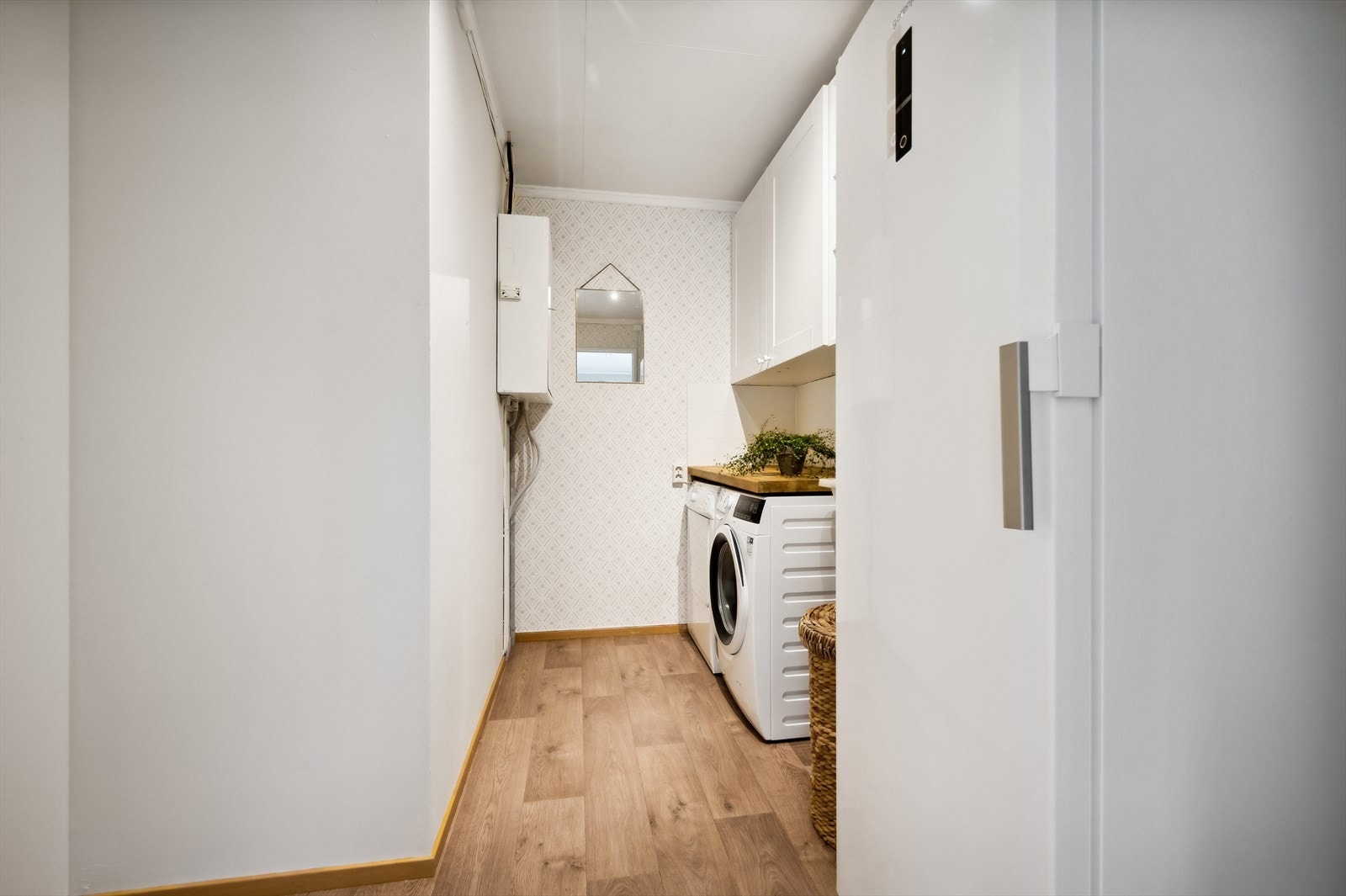 Tilleggsdel - rom byggemeldt som vindfang, bod og matbod, men i dag innredet som vaskerom. Galleribilde