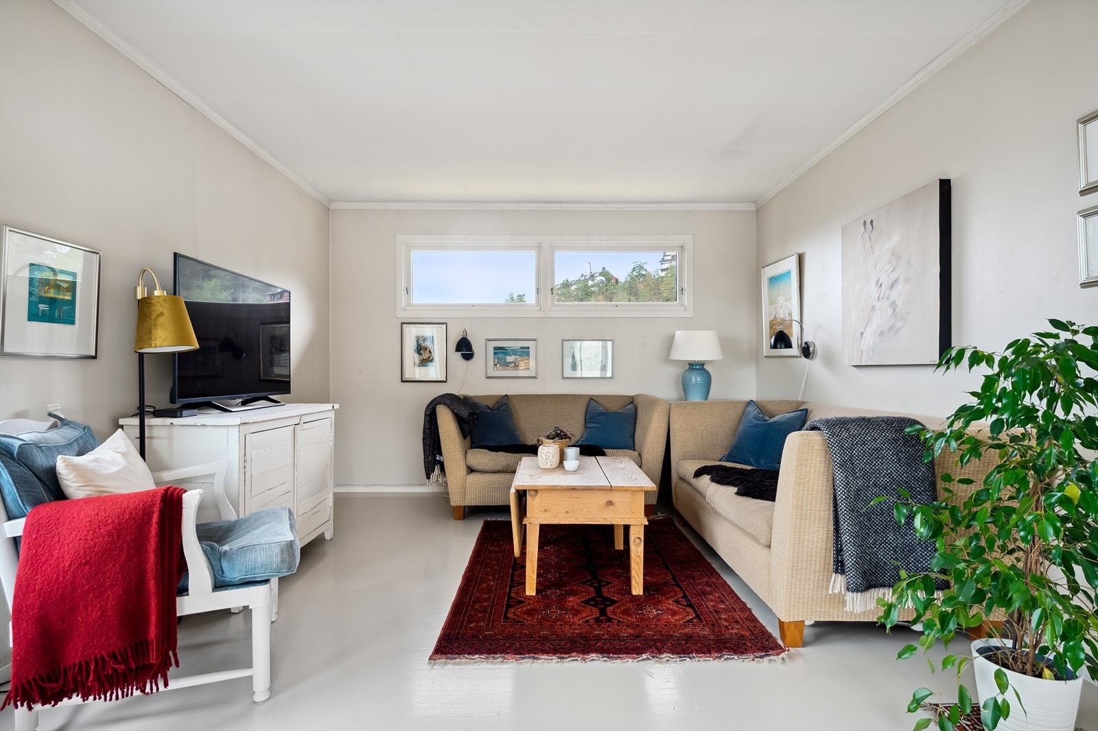 Det er god plass til sofa, bord og TV med tilhørende møblement. Galleribilde