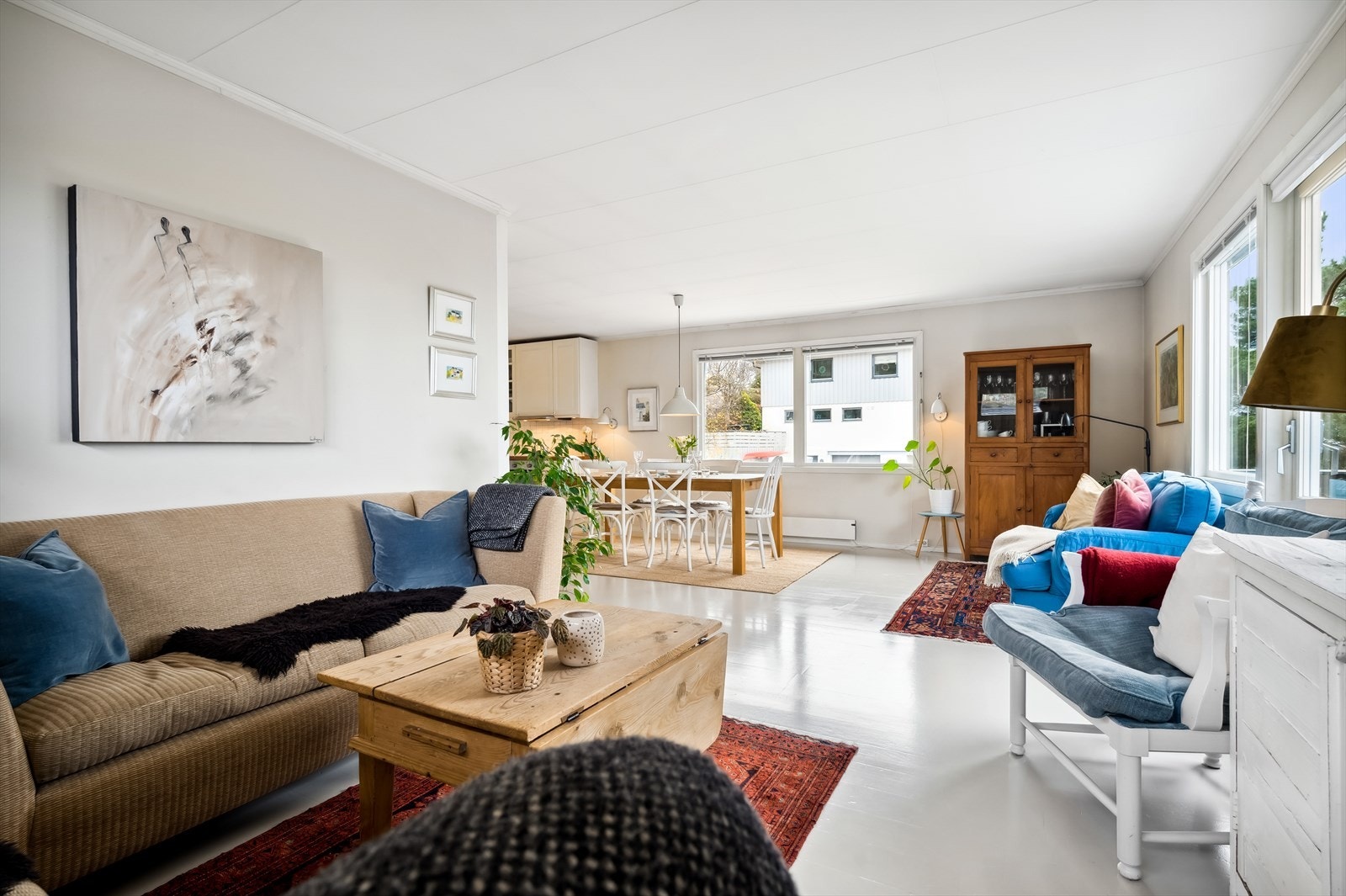 Stuen byr på store vindusflater som slipper inn godt med lys og skaper en luftig og fin atmosfære. Galleribilde