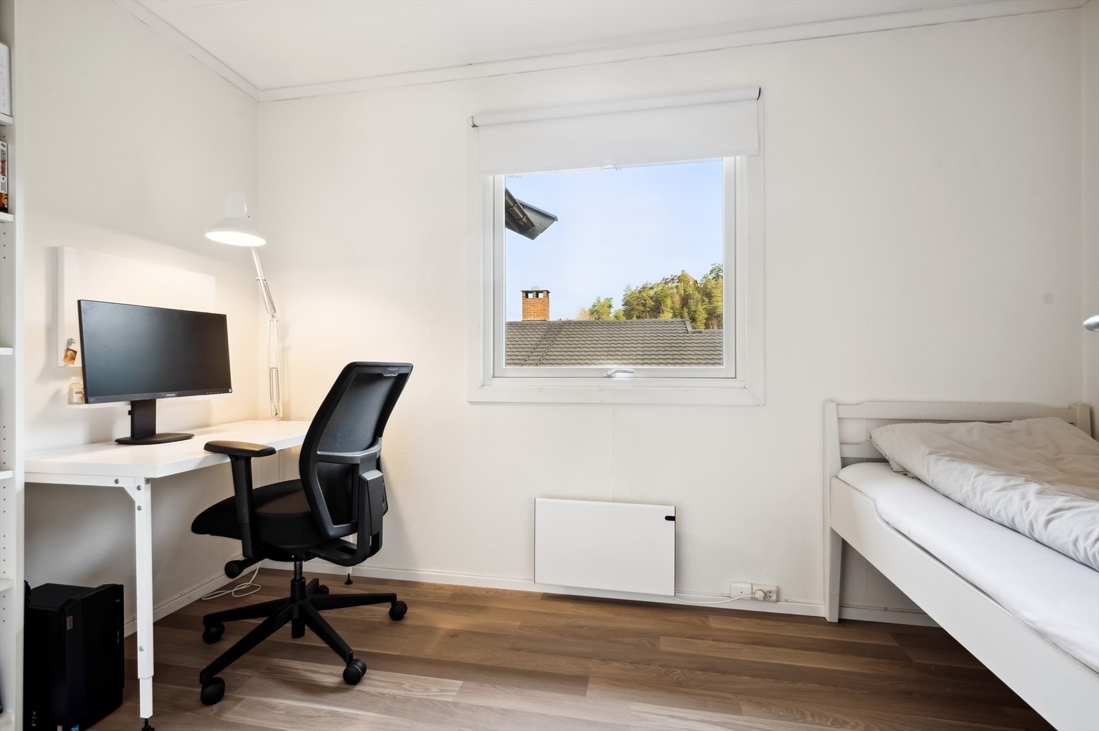 Soverom nr. 2 har god plass til seng, skrivebord eller annet ønskelig møblement. Galleribilde