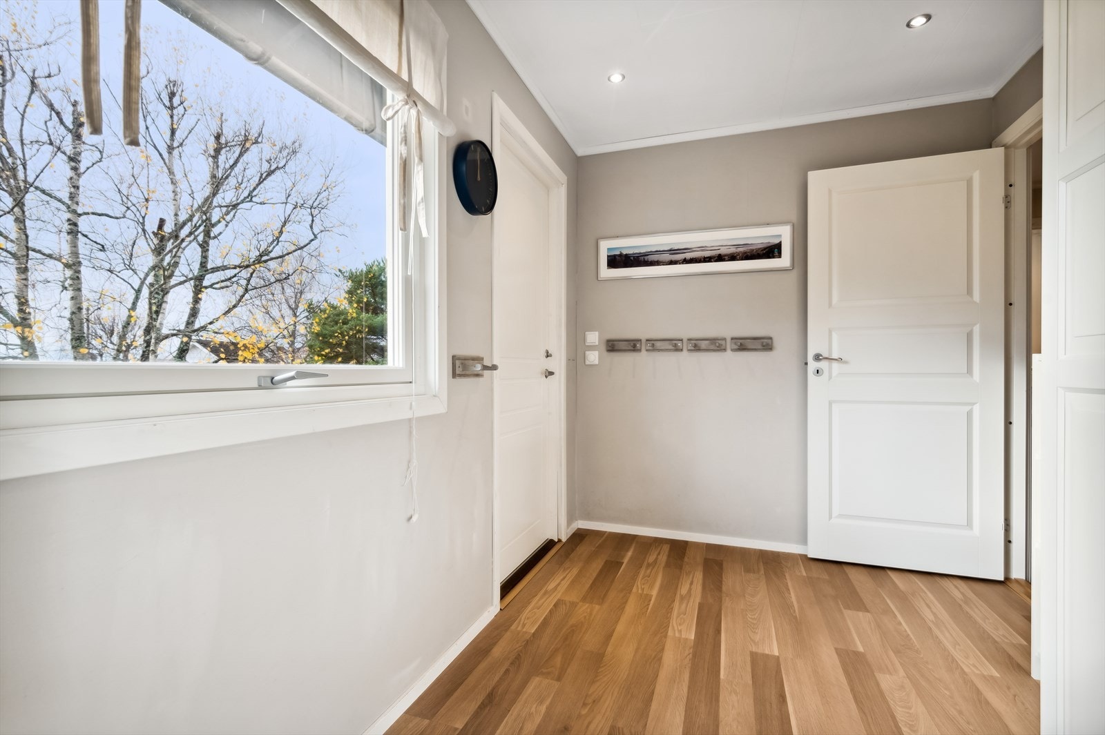 Entré med god plass til å henge fra seg yttertøy og sette fra seg sko! Galleribilde