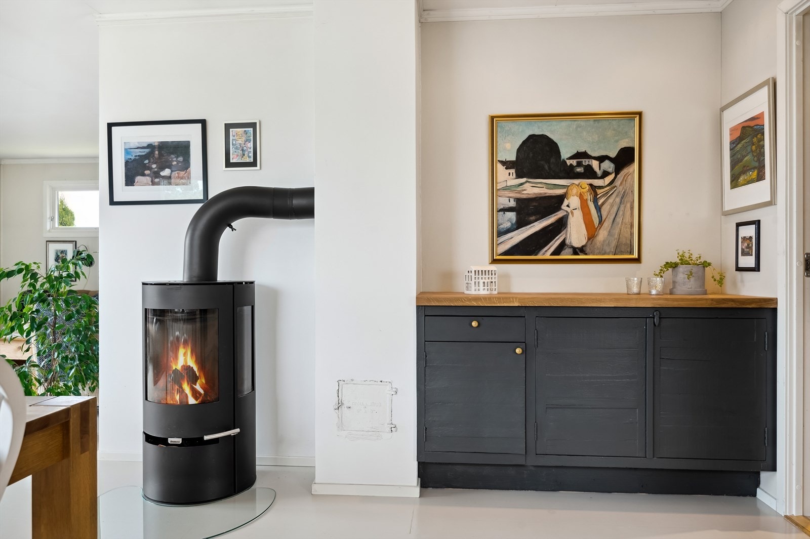 Mellom stue og kjøkken finner du en koselig peisovn som sørger for ekstra hygge og varme på kalde dager. Galleribilde