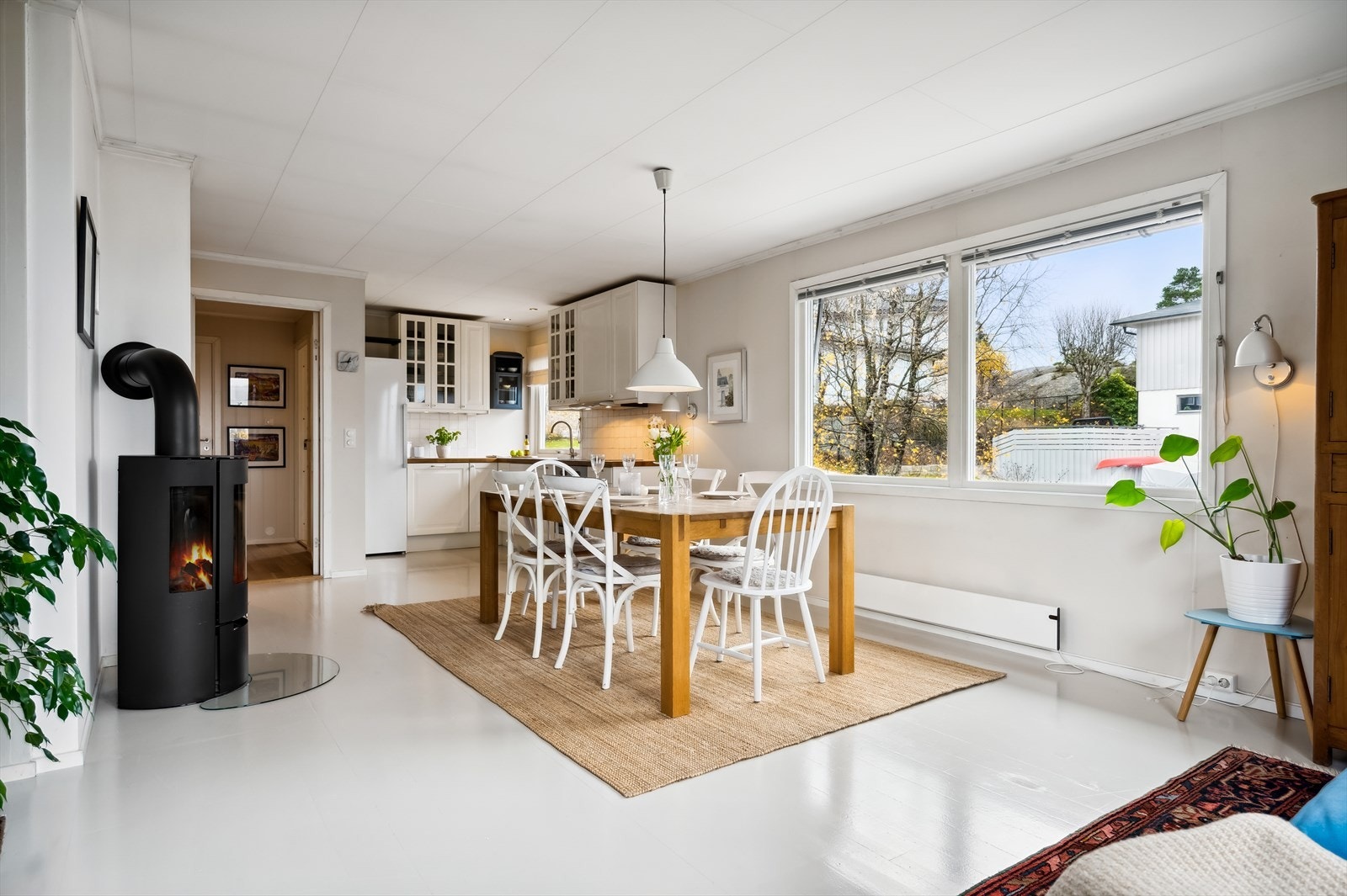 Den åpne løsningen gjør det både gøy og sosialt å kokkelere til det inviterte selskapet. Galleribilde