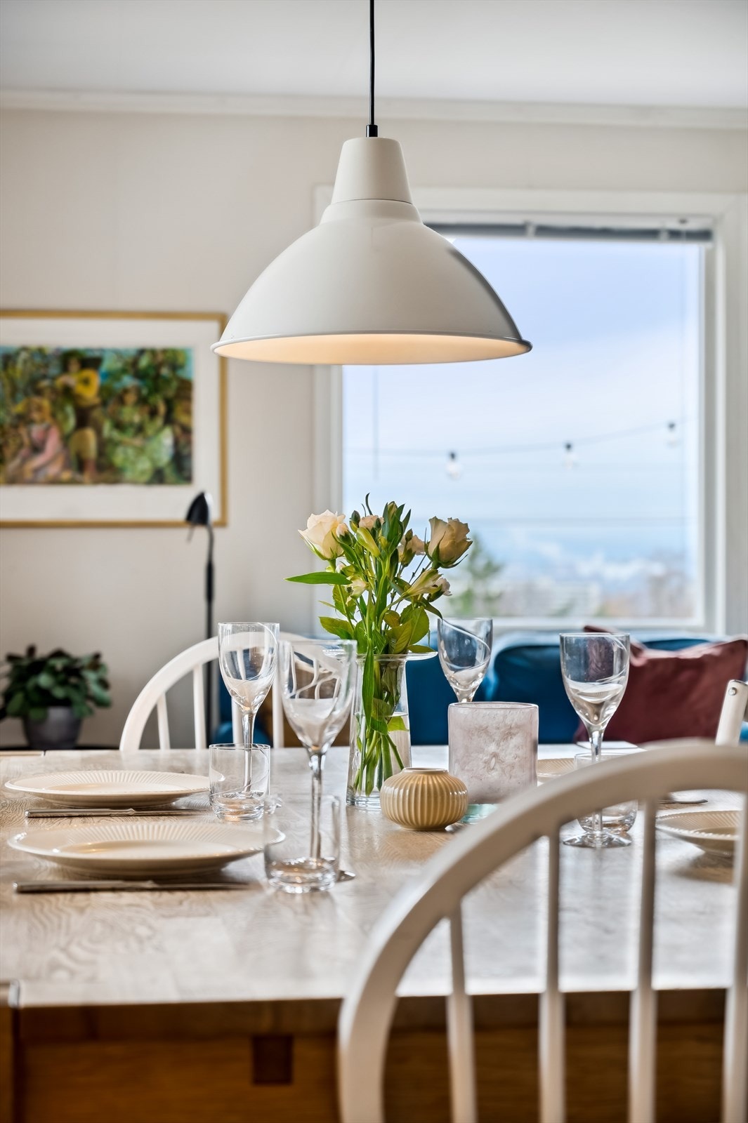 Mellom stue og kjøkken er det god plass til en stor spisegruppe. Galleribilde