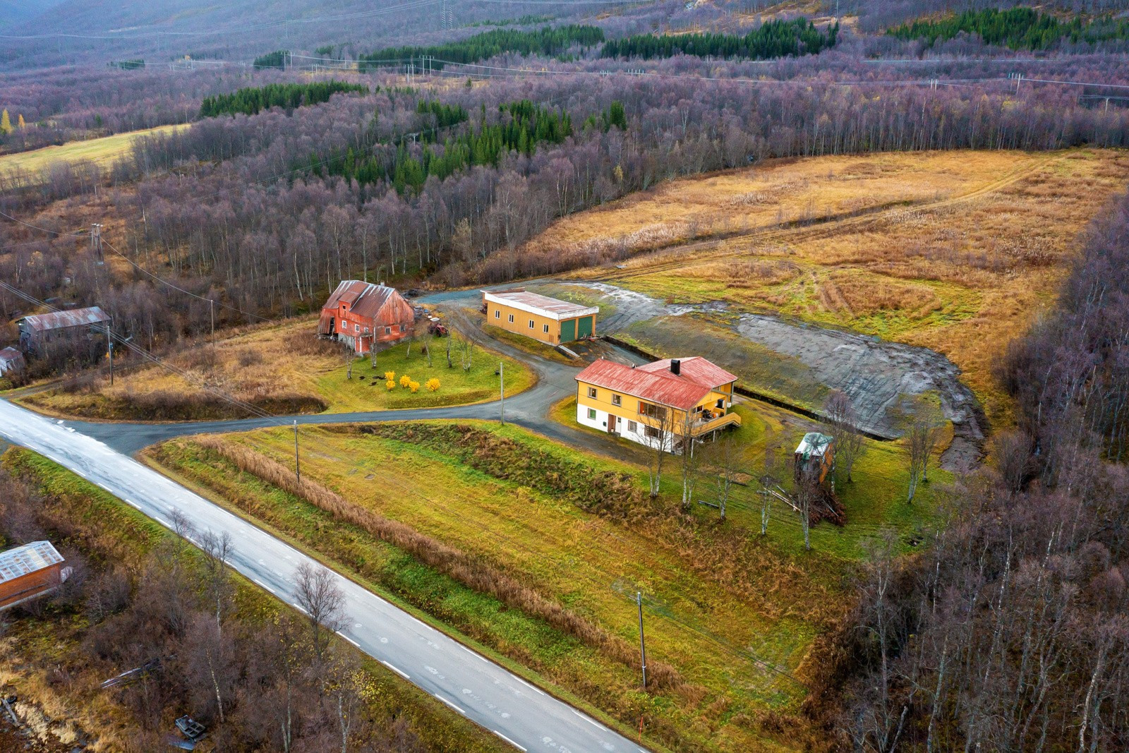 Meget stor eiendom på over 289 mål. På tomten står et bolighus, 2 garasjer, fjøs og et naust.