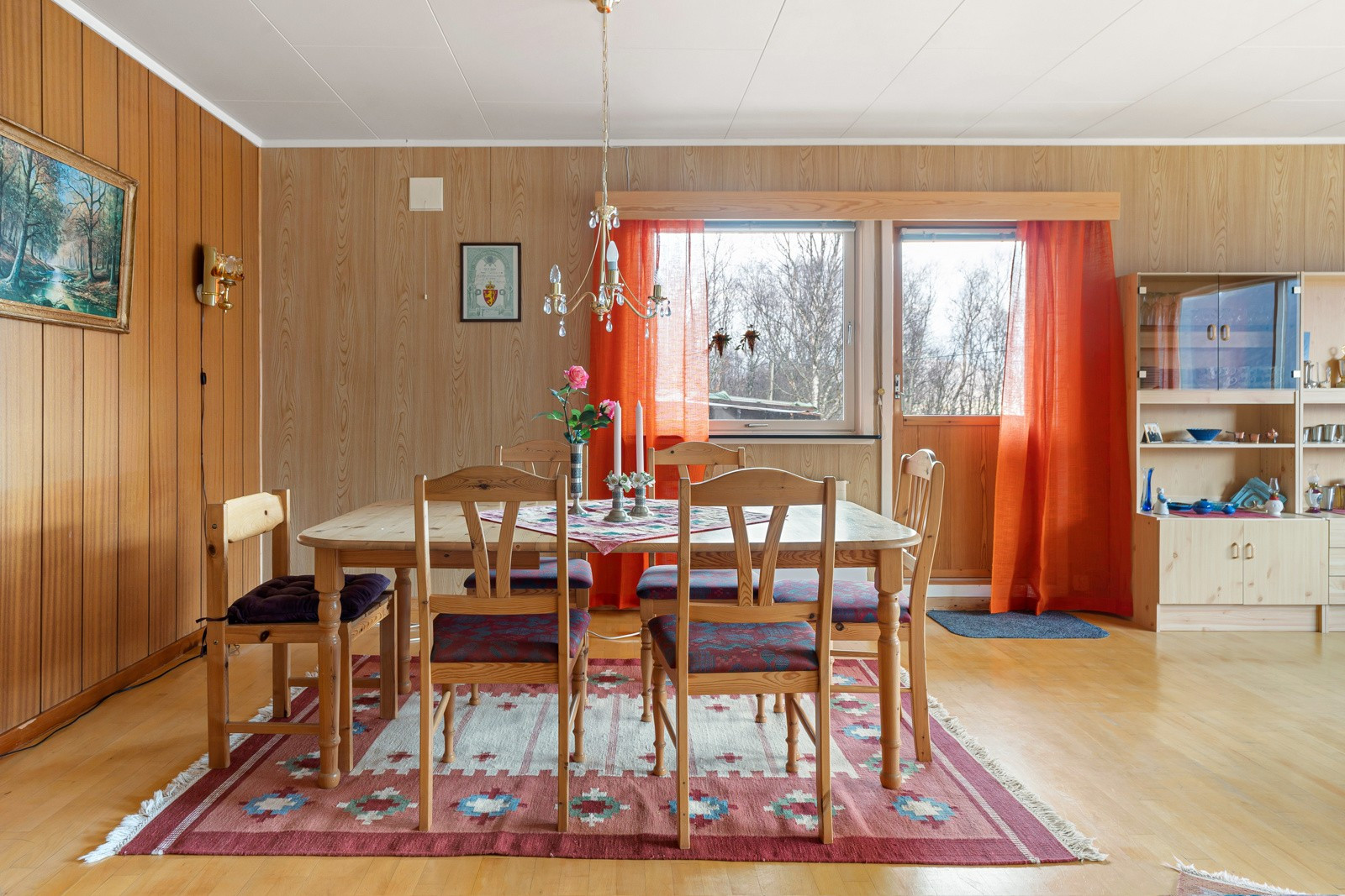 Fra stua er det også utgang til veranda. God plass til stor spisegruppe.