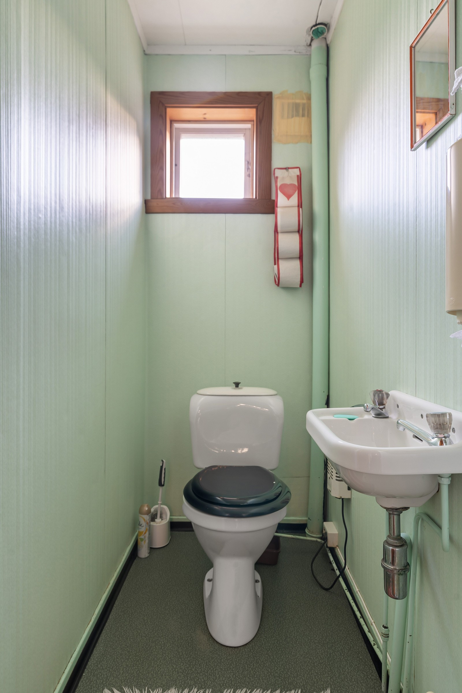 Det er også et eget toalettrom vegg i vegg med badet