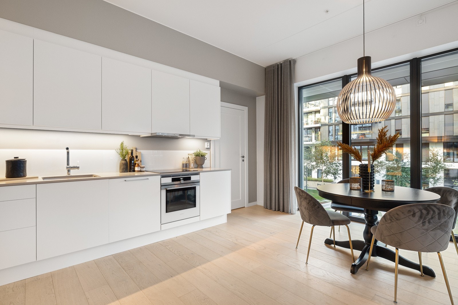 Man har skreddersydd solskjerming i boligen. Galleribilde