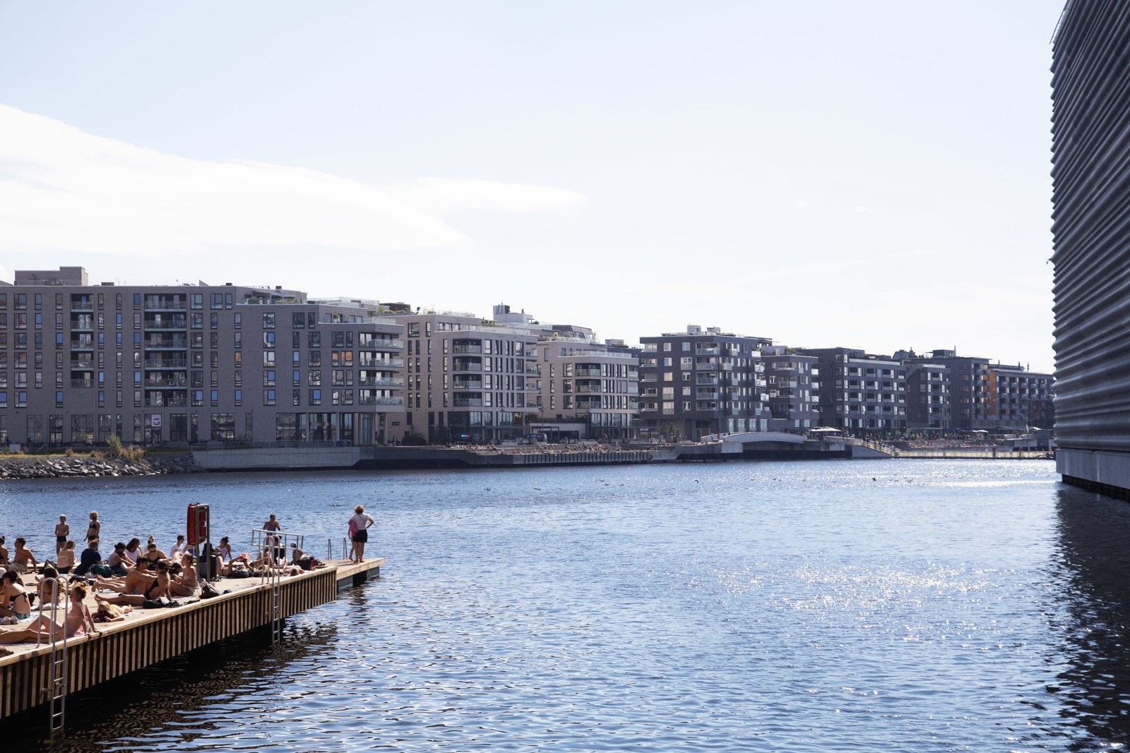 Her kan dere nyte et morgenbad på Oslos nye favorittbadeplass, Sørenga sjøbad, eller en kopp kaffe på en uteservering langs Havnepromenaden mens dere skuer utover fjorden. Galleribilde