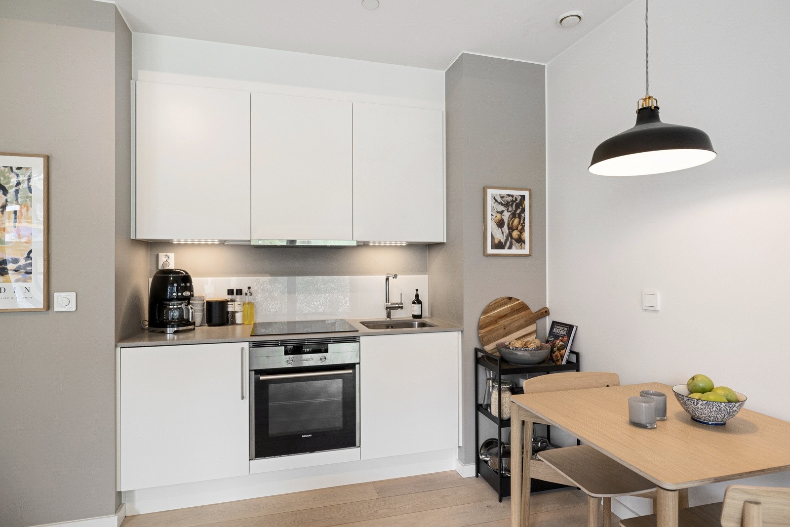 Tilpasset, moderne kjøkkeninnredning fra Sigdal med integrerte hvitevarer. Galleribilde