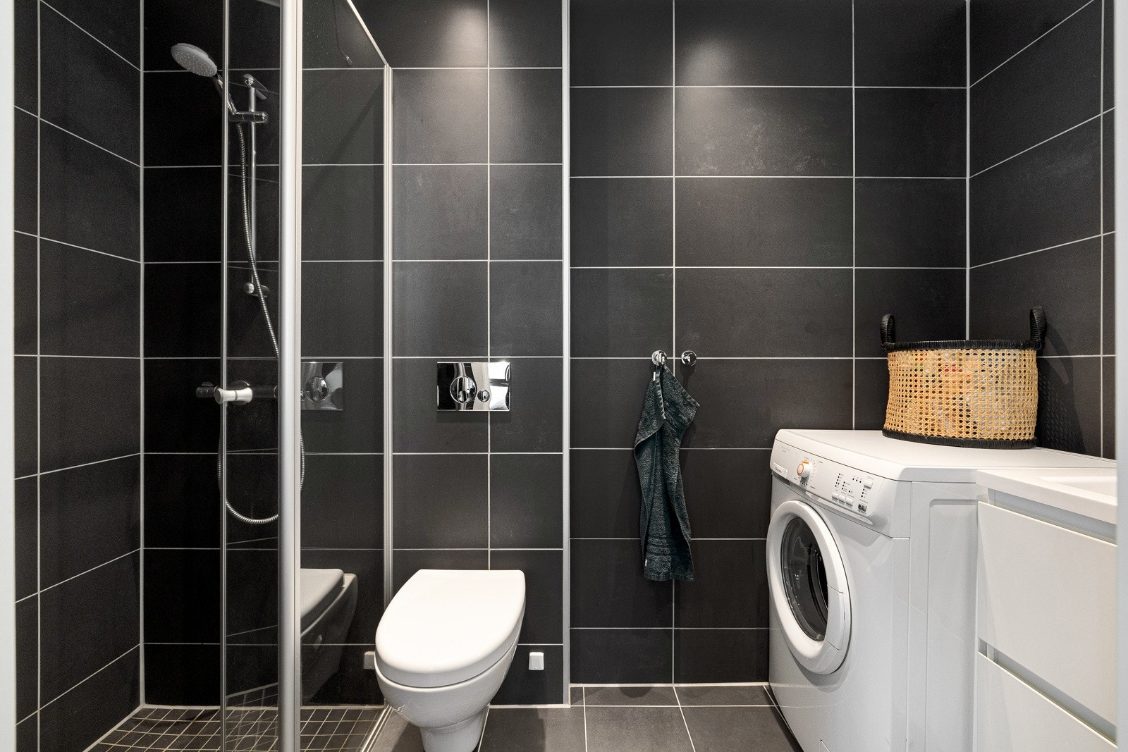 Badet er av god størrelse og det er selvsagt opplegg for vaskemaskin her også. Galleribilde