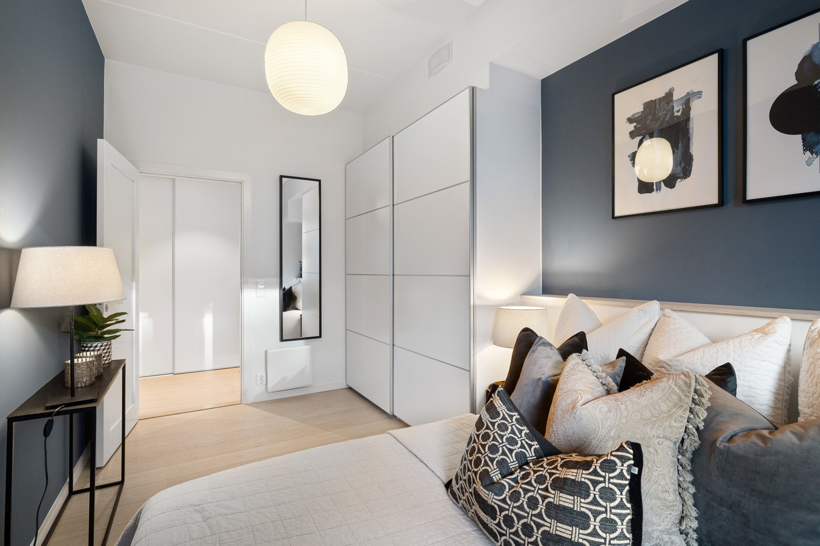 Leiligheten har et flott hovedsoverom. Galleribilde