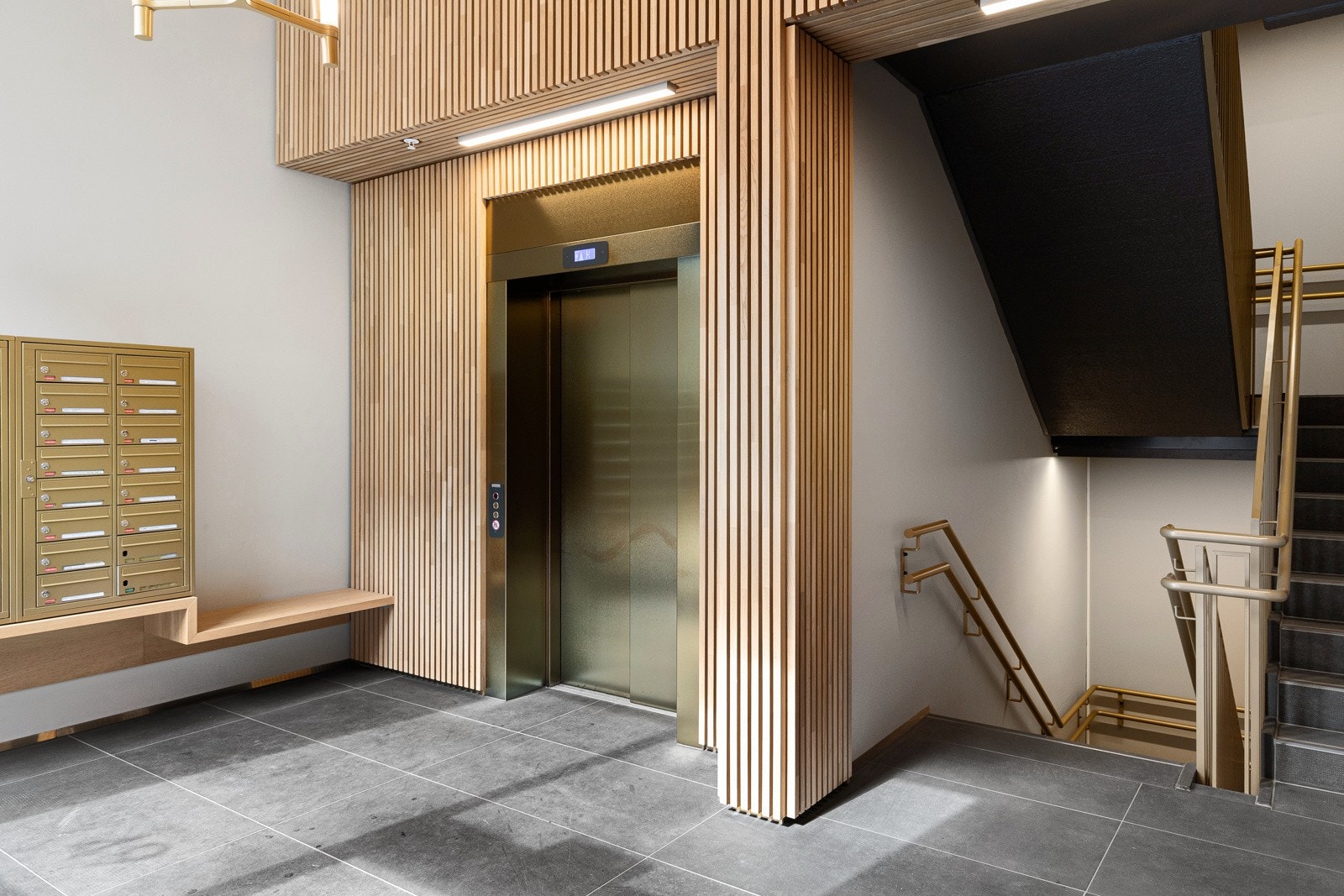 Det er virkelig behagelig å bo i så moderne omgivelser. Enkel adkomst til leiligheten, bod og garasje med heis. Med leiligheten følger en romslig kjellerbod. Galleribilde