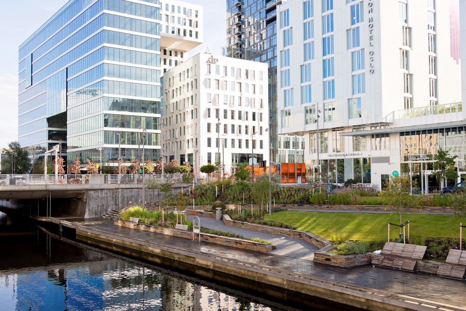 Nabolaget byr på en rekke kritikerroste spisesteder og solrike uteserveringer, og på vår- og sommerhalvåret er dette et folkerikt nabolag. Galleribilde