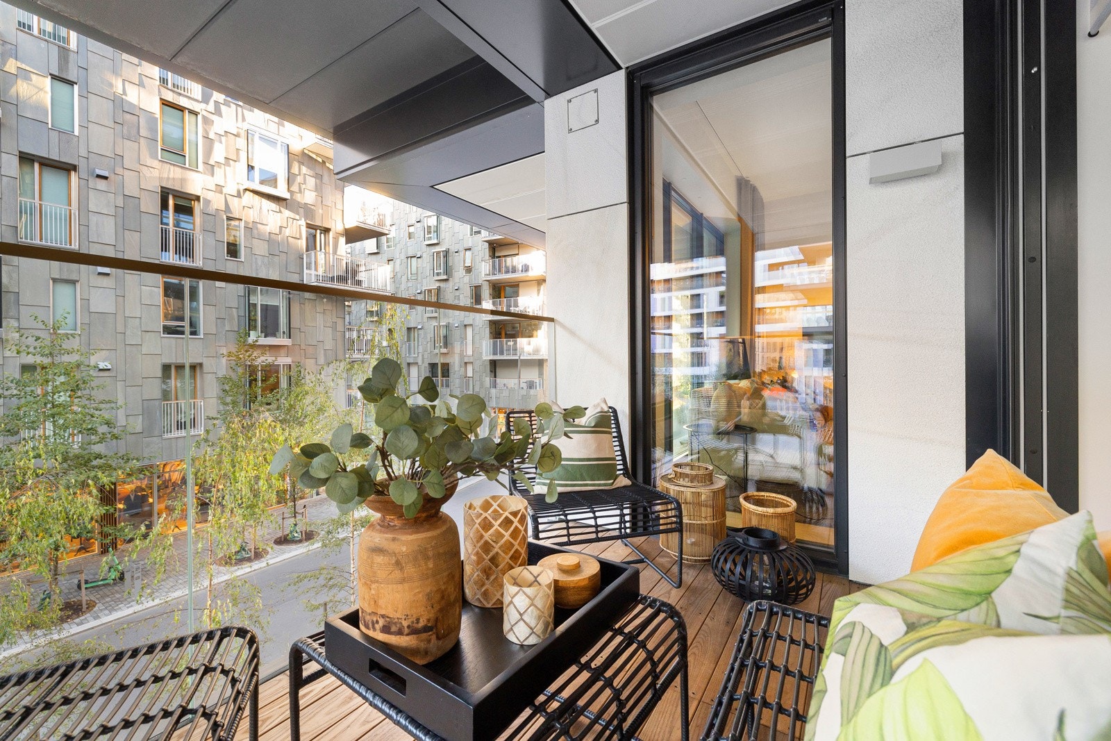 Stemningen på balkongen er hyggelig på dag og kveld. Galleribilde