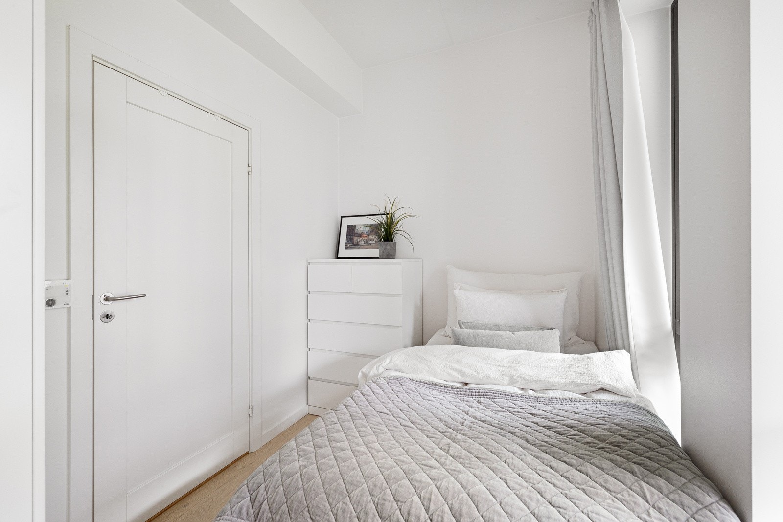 Lys og romslig sovealkove med adkomst til baderommet. Utleieleiligheten har også en praktisk, innvendig bod med gode lagringsmuligheter. Galleribilde