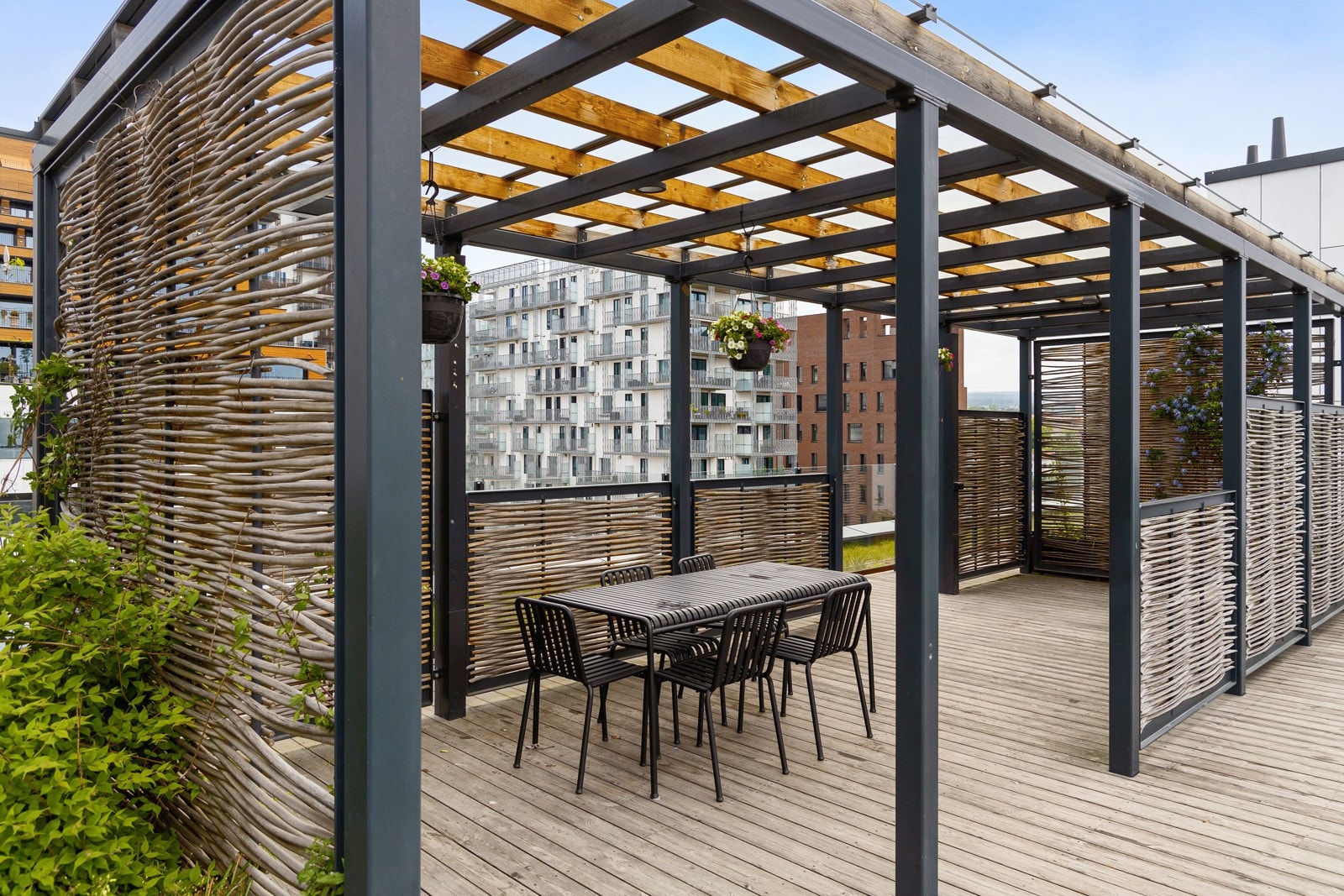 På sommerstid blir virkelig takterrassen benyttet til sitt fulle med lange, varme kvelder med grilling og festligheter. Galleribilde