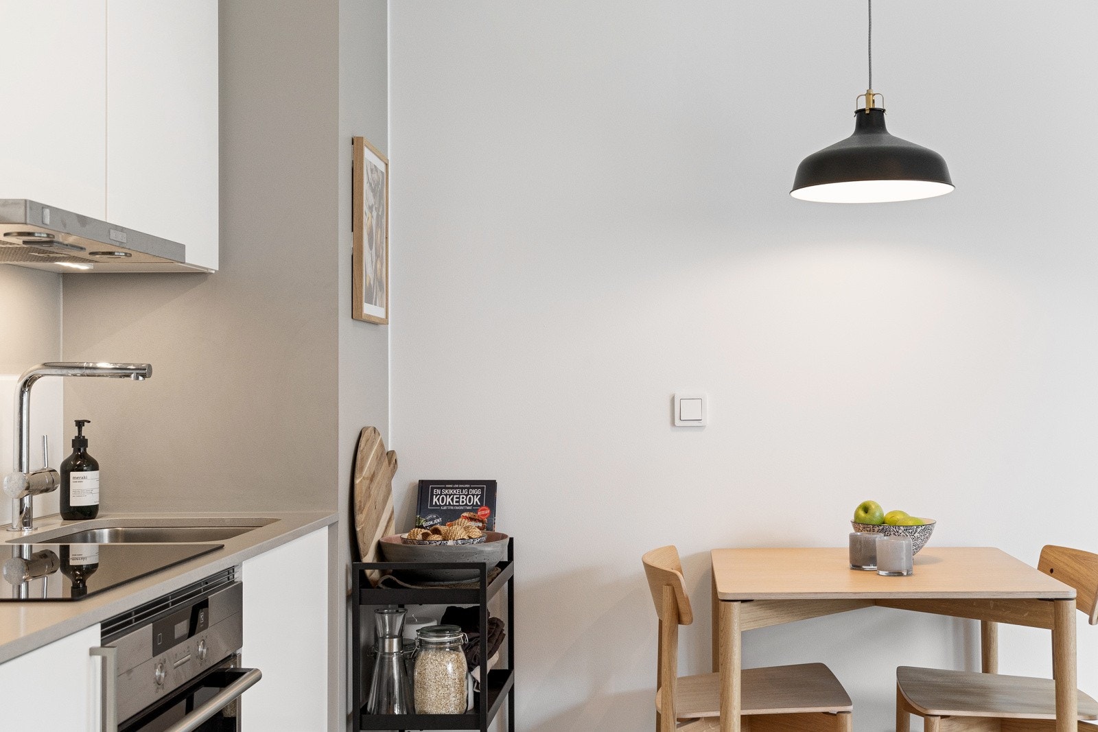Rommets areal er godt utnyttet med et fullverdig kjøkken og rom for spiseplass. Galleribilde