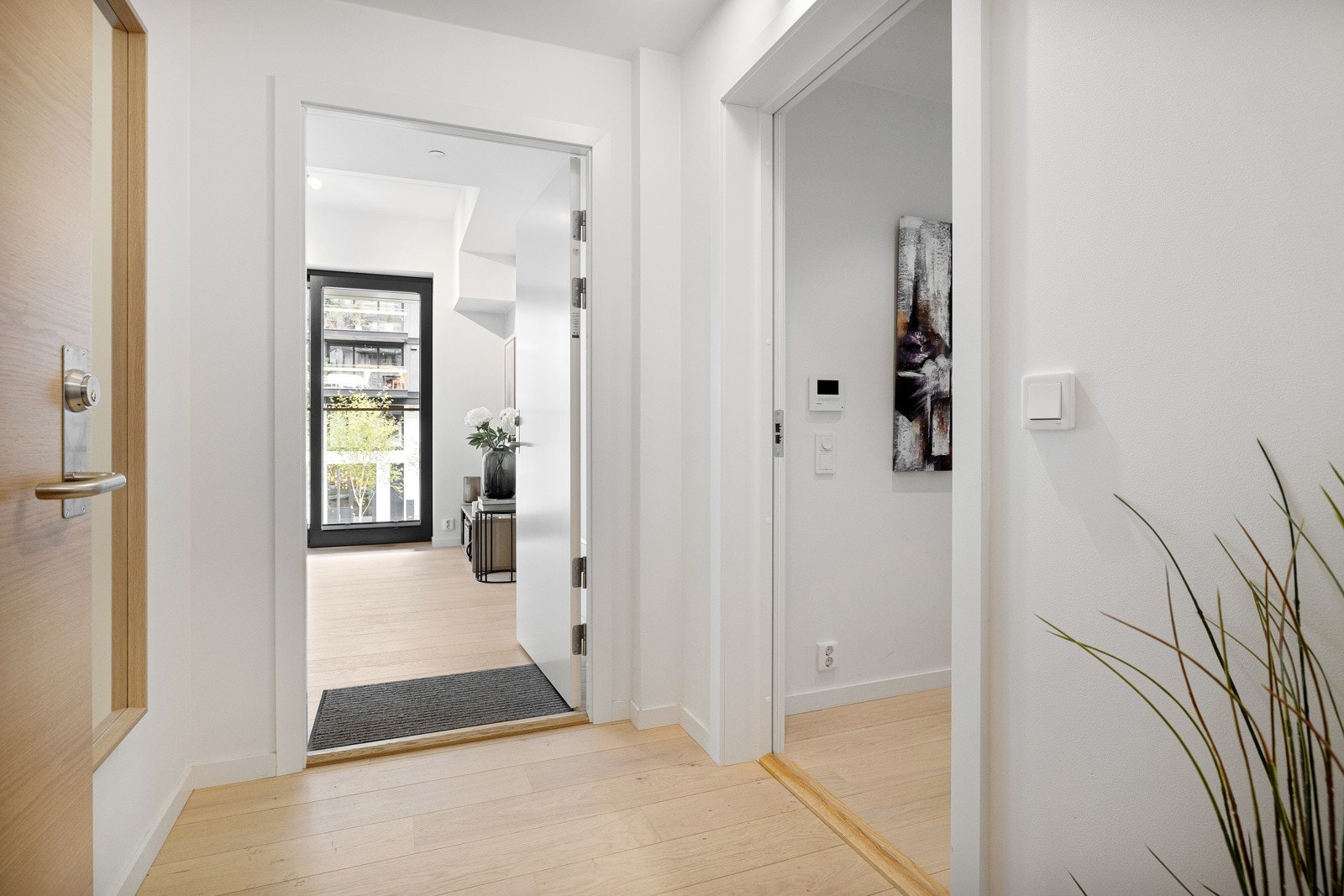 Med adkomst fra felles gang finnes leilighetens praktiske utleieleilighet, med egen inngang. Galleribilde