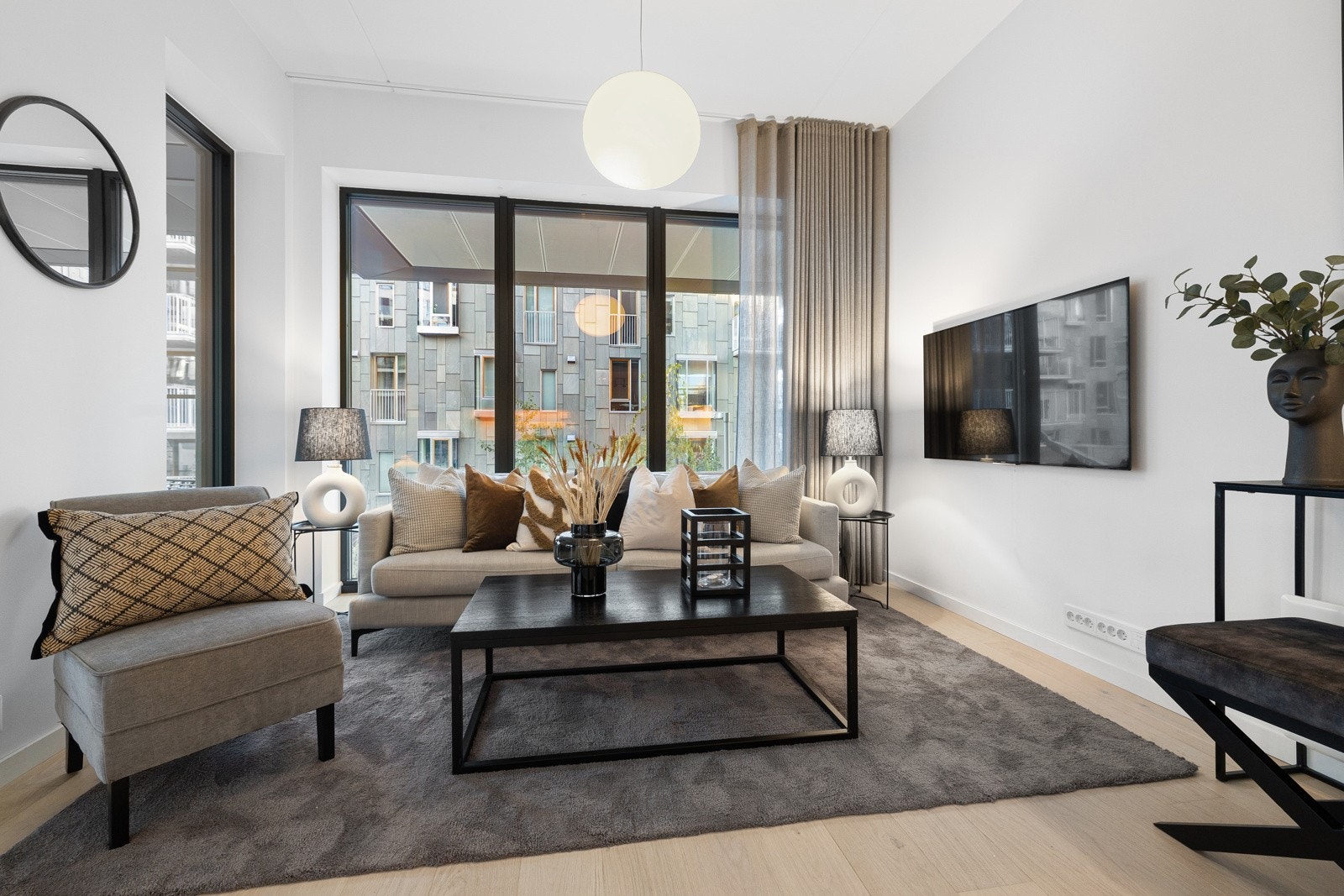 Romslig stue med store vindusflater Galleribilde