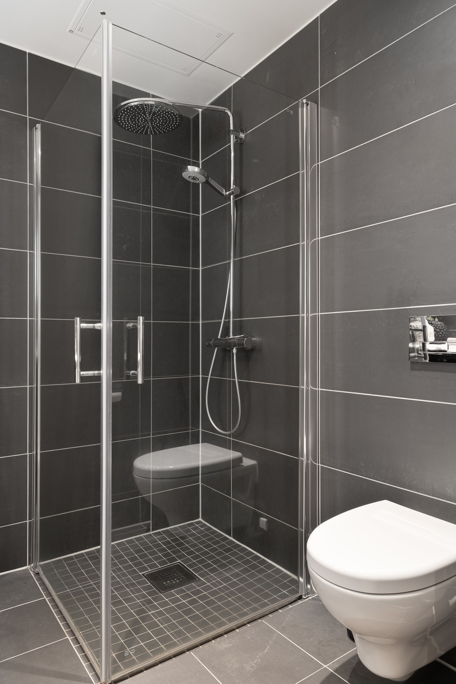 Heldekkende servant og opplegg for vaskemaskin og tørketrommel. Galleribilde