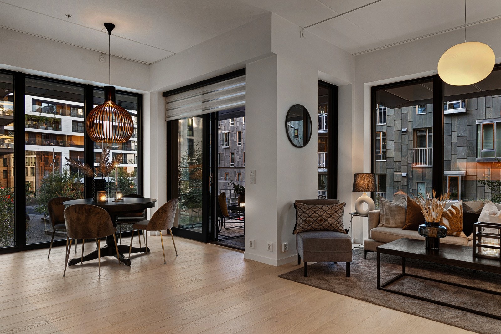 Bygget ble oppført i 2018 med fokus på høy kvalitet og smarte løsninger. Eksklusive, skreddersydde gardiner fra tak til gulv i stuen. Galleribilde