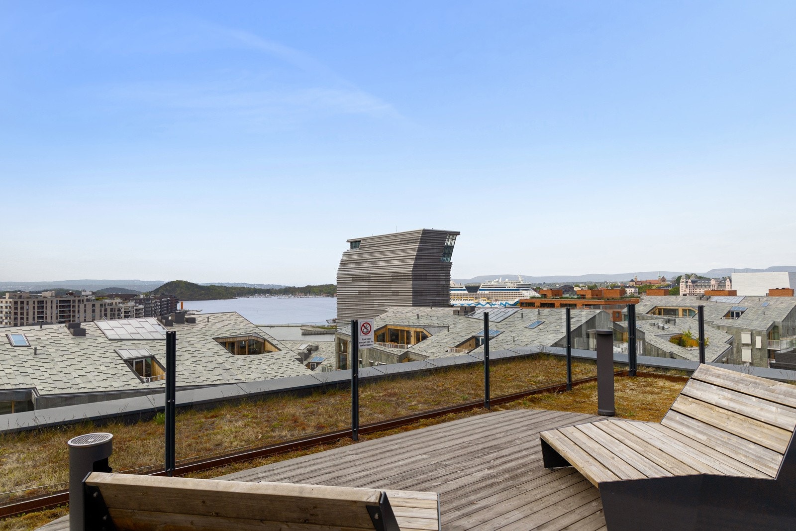 Mye boltreplass, flere hyggelige sittegrupper, sol hele dagen, panoramautsikt og på sommerstid; ordentlig sydenstemning! Galleribilde