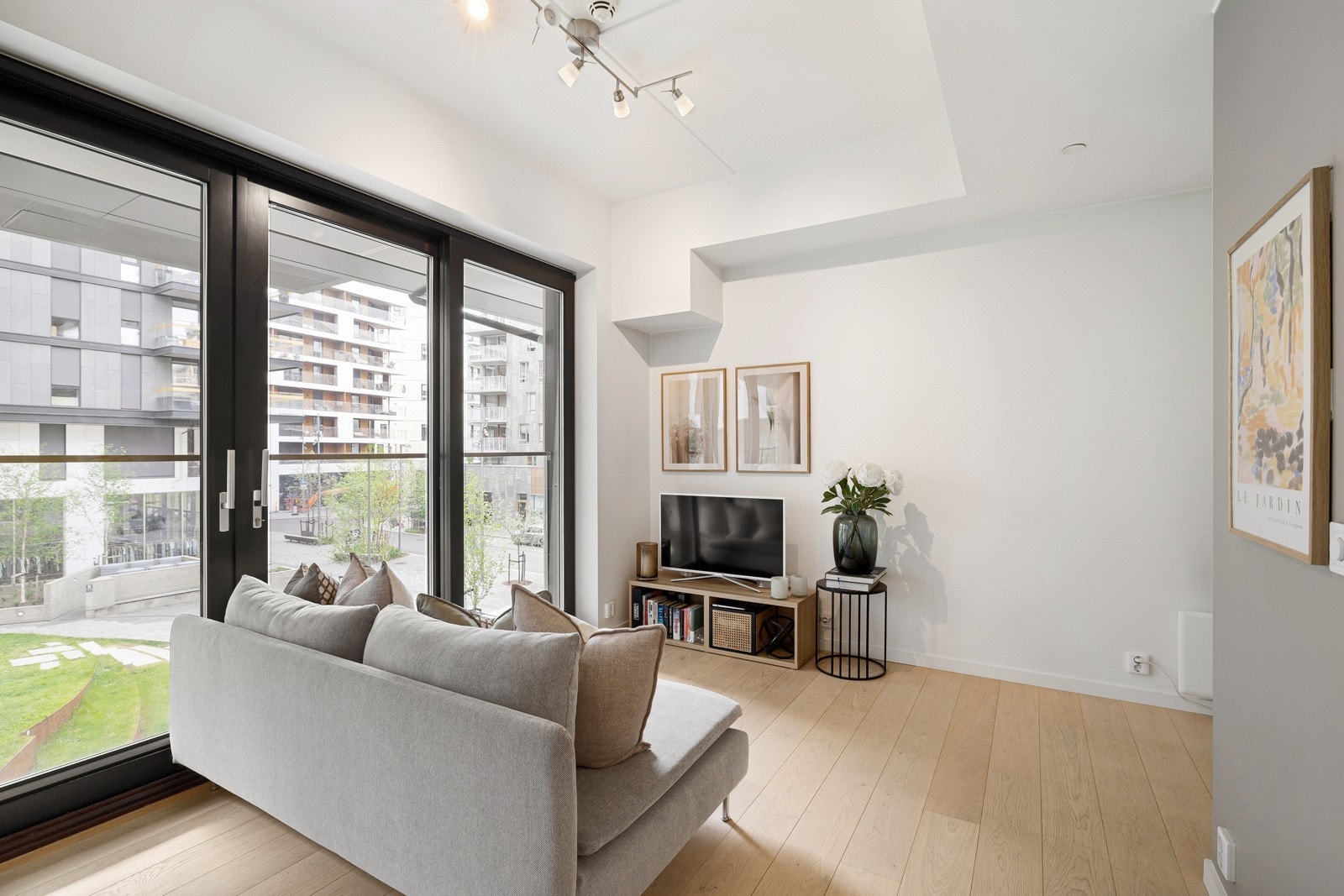 Og skulle det mot formodning bli varmt i leiligheten på sommerstid, kan døren til en herlig, fransk balkong skyves til side. Galleribilde