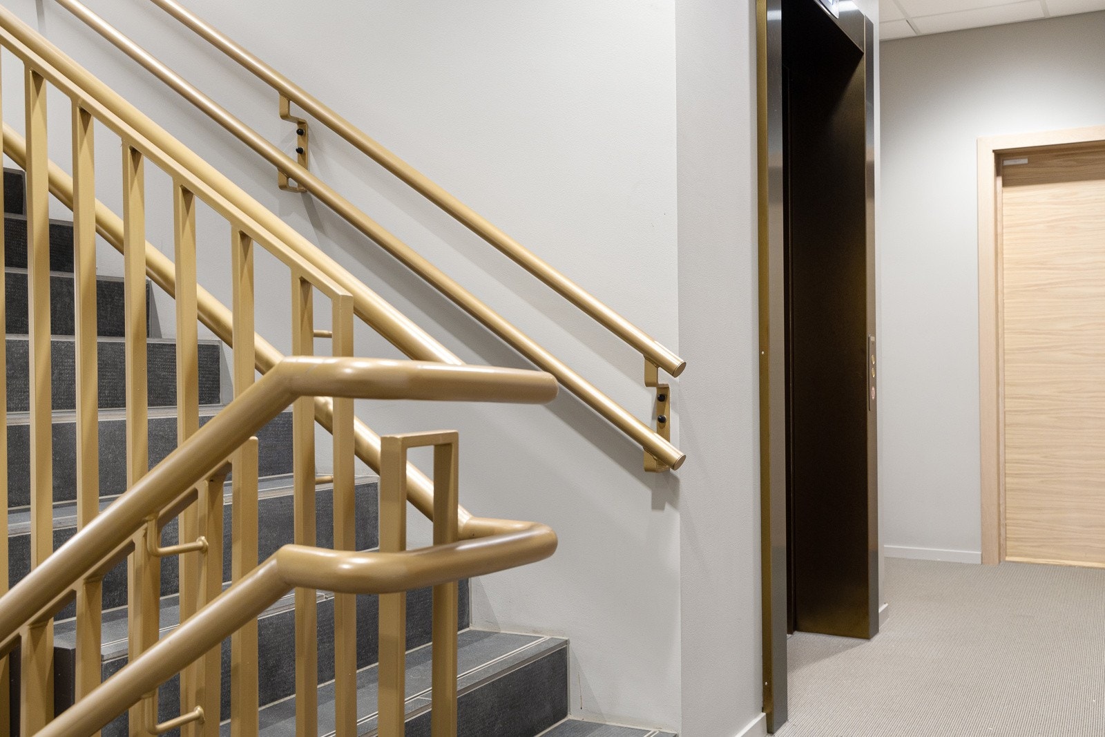 Enkel adkomst med heis eller trapp til boligen, boder og garasjeanlegg. Galleribilde