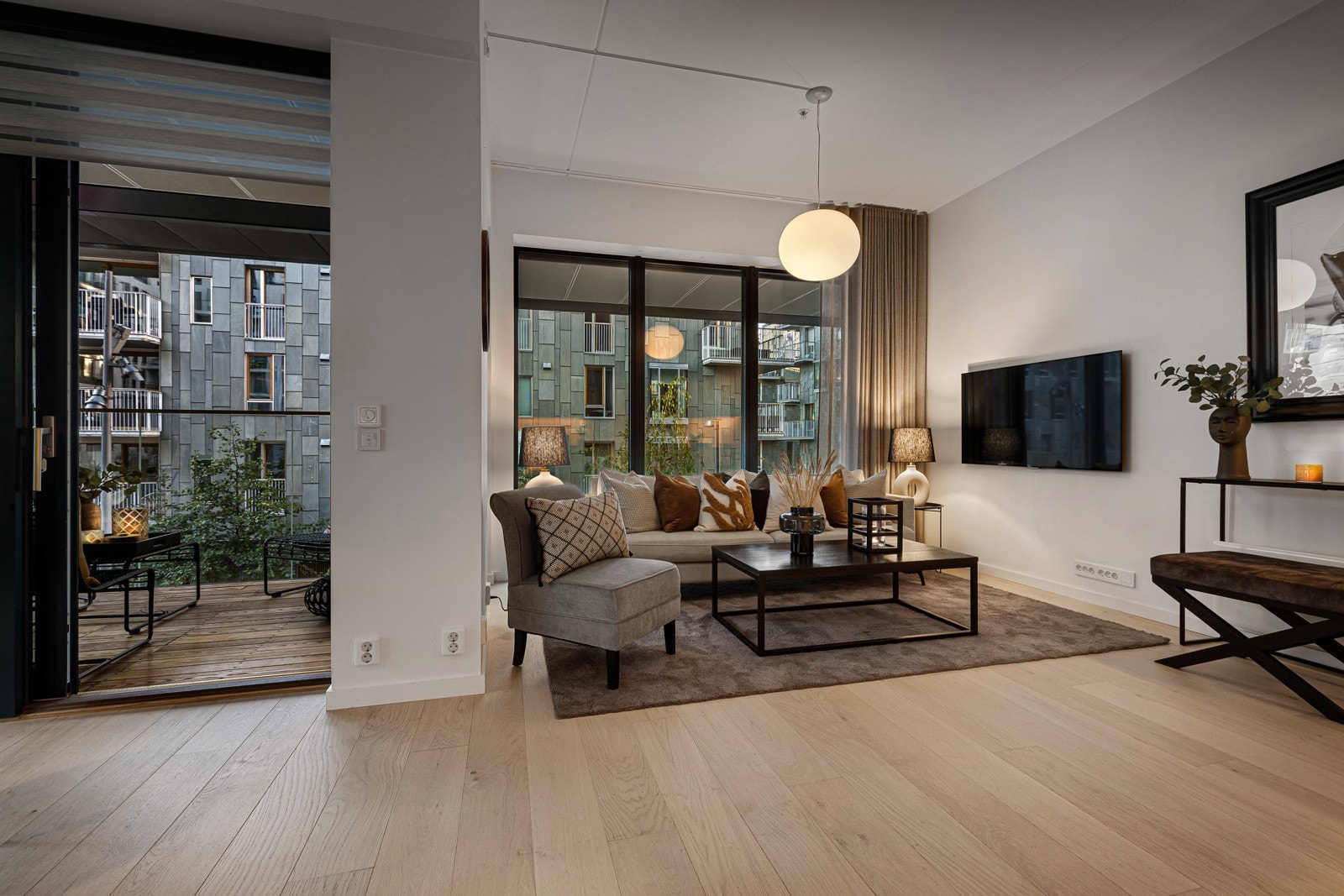 Hyggelig stemning i boligen på kveldstid. Galleribilde